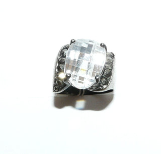 Einzelstück, ungewöhnlicher Ring aus 925 Silber mit einem gewölbten, auf zwei Seiten funkelnd facettierten Zirkonia mit seitlich zwei Reihen Markasiten, poliert, Ringweite 48. Sehr schön am kleinen Finger! - Nur erhältlich bei www.danilogold-shop.de