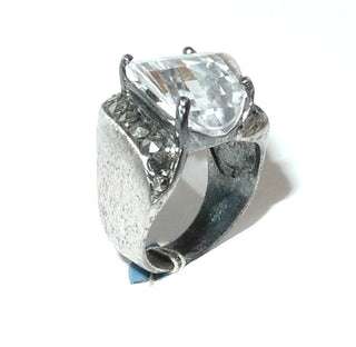 Einzelstück, ungewöhnlicher Ring aus 925 Silber mit einem gewölbten, auf zwei Seiten funkelnd facettierten Zirkonia mit seitlich zwei Reihen Markasiten, poliert, Ringweite 48. Sehr schön am kleinen Finger! - Nur erhältlich bei www.danilogold-shop.de