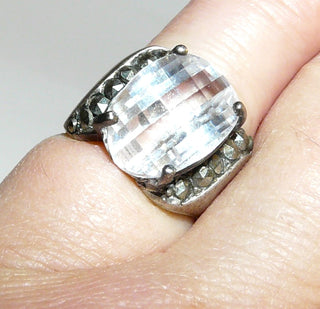 Einzelstück, ungewöhnlicher Ring aus 925 Silber mit einem gewölbten, auf zwei Seiten funkelnd facettierten Zirkonia mit seitlich zwei Reihen Markasiten, poliert, Ringweite 48. Sehr schön am kleinen Finger! - Nur erhältlich bei www.danilogold-shop.de
