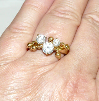Einzelstück, verspielter Ring aus 925 Silber vergoldet mit 3 funkelnden Zirkonia sicher gefaßt in 4-Kraper-Fassung sowie 5 beweglichen Kugeln, Ringweite 60 -	Nur erhältlich im Onlineshop von Juwelier & Goldschmiede Danilo!