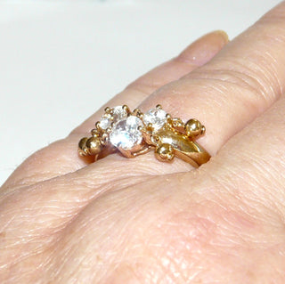 Einzelstück, verspielter Ring aus 925 Silber vergoldet mit 3 funkelnden Zirkonia sicher gefaßt in 4-Kraper-Fassung sowie 5 beweglichen Kugeln, Ringweite 60 -	Nur erhältlich im Onlineshop von Juwelier & Goldschmiede Danilo!