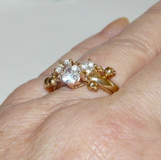 Einzelstück, verspielter Ring aus 925 Silber vergoldet mit 3 funkelnden Zirkonia sicher gefaßt in 4-Kraper-Chatons sowie 5 beweglichen Kugeln, Ringweite 60 -	Nur erhältlich im Onlineshop von Juwelier & Goldschmiede Danilo!