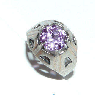 violettes Einzelstück, Vintage-Zirkona-Silberring aus 835 Silber mit runder, funkelnd facettierter lila Amethyst-Replik, erhaben aufgebaut mit luftigen Durchbrüchen in der Ringschiene, Ringweite 59, um 1960 - Goldschmiede Danilo