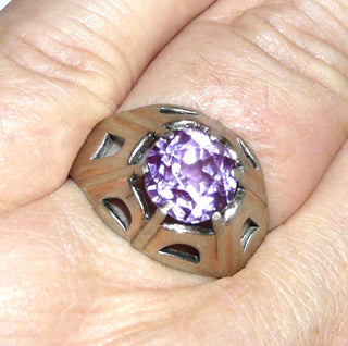 violettes Einzelstück, Vintage-Zirkona-Silberring aus 835 Silber mit runder, funkelnd facettierter lila Amethyst-Replik, erhaben aufgebaut mit luftigen Durchbrüchen in der Ringschiene, Ringweite 59, um 1960 - Goldschmiede Danilo