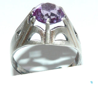 violettes Einzelstück, Vintage-Zirkona-Silberring aus 835 Silber mit runder, funkelnd facettierter lila Amethyst-Replik, erhaben aufgebaut mit luftigen Durchbrüchen in der Ringschiene, Ringweite 59, um 1960 - Goldschmiede Danilo
