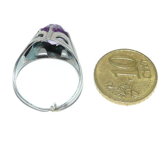 violettes Einzelstück, Vintage-Zirkona-Silberring aus 835 Silber mit runder, funkelnd facettierter lila Amethyst-Replik, erhaben aufgebaut mit luftigen Durchbrüchen in der Ringschiene, Ringweite 59, um 1960 - Goldschmiede Danilo