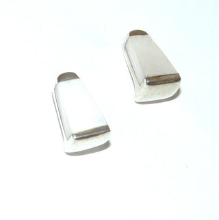 weiße Einzelstücke, Perlmuttohrstecker, trapezförmige Ohrstecker in 925 Silber eingelassen - Goldschmiede Danilo