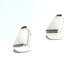 weiße Einzelstücke, Perlmuttohrstecker, trapezförmige Ohrstecker in 925 Silber eingelassen - Goldschmiede Danilo
