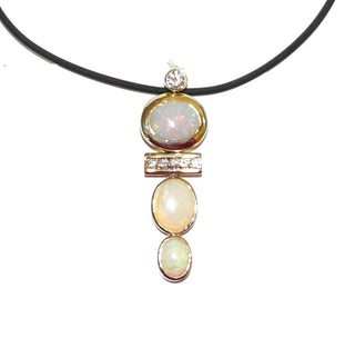 handgearbeitetes Einzelstück, Opal-Anhänger aus drei weißen, kristallinen australischen Opalen, ovale Cabochons in allen Farben, oberer Stein mit besonders viel Rot-Anteilen, aus massivem 585 Gold mit Brillanten 1 x 0,17 Karat + 5 x 0,03 Karat, breite Zargenfassungen, verdeckte Kettenführung zum Durchfädeln (Lieferung erfolgt ohne Kette) -	Handgefertigtes Unikat! Nur im Danilo Gold Online Shop!
