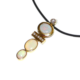 handgearbeitetes Einzelstück, Opal-Anhänger aus drei weißen, kristallinen australischen Opalen, ovale Cabochons in allen Farben, oberer Stein mit besonders viel Rot-Anteilen, aus massivem 585 Gold mit Brillanten 1 x 0,17 Karat + 5 x 0,03 Karat, breite Zargenfassungen, verdeckte Kettenführung zum Durchfädeln (Lieferung erfolgt ohne Kette) -	Handgefertigtes Unikat! Nur im Danilo Gold Online Shop!