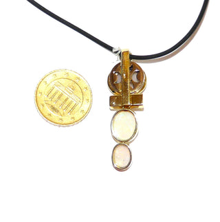 handgearbeitetes Einzelstück, Opal-Anhänger aus drei weißen, kristallinen australischen Opalen, ovale Cabochons in allen Farben, oberer Stein mit besonders viel Rot-Anteilen, aus massivem 585 Gold mit Brillanten 1 x 0,17 Karat + 5 x 0,03 Karat, breite Zargenfassungen, verdeckte Kettenführung zum Durchfädeln (Lieferung erfolgt ohne Kette) -	Handgefertigtes Unikat! Nur im Danilo Gold Online Shop!