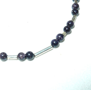 in unserer Werkstatt designtes Einzelstück, zarte Kugel-Kette aus dunkelblau-violettem Blaufluß mit dezentem Glitzern, Gesamtlänge 44 cm, Verschluß und Zwischenteile aus 925 Silber, auf Stahlseil aufgereiht, Stein-Durchmesser 4 mm -	Einzelstücke nur erhältlich bei www.danilogold-shop.de