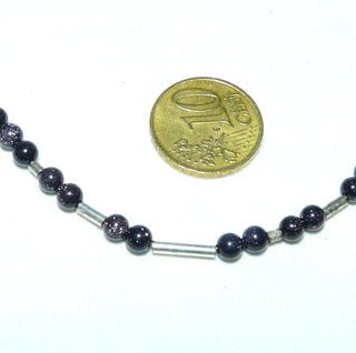 in unserer Werkstatt designtes Einzelstück, zarte Kugel-Kette aus dunkelblau-violettem Blaufluß mit dezentem Glitzern, Gesamtlänge 44 cm, Verschluß und Zwischenteile aus 925 Silber, auf Stahlseil aufgereiht, Stein-Durchmesser 4 mm -	Einzelstücke nur erhältlich bei www.danilogold-shop.de