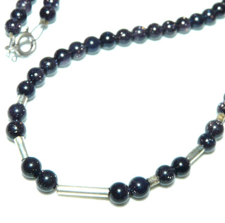 in unserer Werkstatt designtes Einzelstück, zarte Kugel-Kette aus dunkelblau-violettem Blaufluß mit dezentem Glitzern, Gesamtlänge 44 cm, Verschluß und Zwischenteile aus 925 Silber, auf Stahlseil aufgereiht, Stein-Durchmesser 4 mm -	Einzelstücke nur erhältlich bei www.danilogold-shop.de