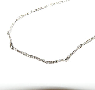 Einzelstück, handgefertigte Halskette, zarte Vintage-Kette "gedrehter Draht" aus gedrehten Silberdraht-Elementen in 835 Silber, 42 cm lang, mit stiltypischem Verschluß, um 1920. Einzeln oder mit Anhänger tragbar. -	Handgefertigter Schmuck nur erhältlich bei www.danilogold-shop.de 