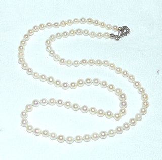 zartes Einzelstück, antike Vintage-Perlenkette, weiß, leichtcremefarben, durchgeknotet, runde Form, schönes Lüster, Gesamtlänge 42 cm, 4 mm Durchmesser, Verschluß Silber, um 1950  -	Unikatschmuck nur erhältlich im Onlineshop von Juwelier & Goldschmiede Danilo! 