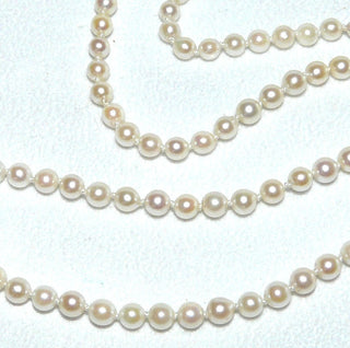 zartes Einzelstück, antike Vintage-Perlenkette, weiß, leichtcremefarben, durchgeknotet, runde Form, schönes Lüster, Gesamtlänge 42 cm, 4 mm Durchmesser, Verschluß Silber, um 1950  -	Unikatschmuck nur erhältlich im Onlineshop von Juwelier & Goldschmiede Danilo! 