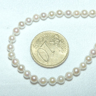 zartes Einzelstück, antike Vintage-Perlenkette, weiß, leichtcremefarben, durchgeknotet, runde Form, schönes Lüster, Gesamtlänge 42 cm, 4 mm Durchmesser, Verschluß Silber, um 1950  -	Unikatschmuck nur erhältlich im Onlineshop von Juwelier & Goldschmiede Danilo! 