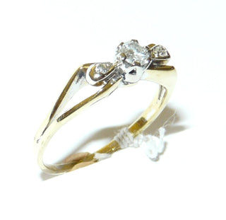 Handgefertigtes Einzelstück, zarter Brillantring, Antragsring, Verlobungsring aus 585 Gelbgold mit einem funkelnden Brillant von 0,13 Karat P in Ajour- Fassung + 2 Diamanten im Achtkantschliff, sicher eingefaßt in einer 6-Krapper-Fassung aus Weißgold, Ringweite 47, poliert, durchbrochene / gespaltene Ringschiene, Art Deco um 1930 - Handgefertigtes Unikat! Nur im Onlineshop von Juwelier & Goldschmiede Danilo!