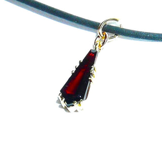 zartes Einzelstück, Vintage-Granat-Anhänger, ein facettiertes, eckiges Pendel in typischem dunklen Granat-Rot, filigrane Krappenfassung aus 333 Gold, um 1920 - Goldschmiede Danilo