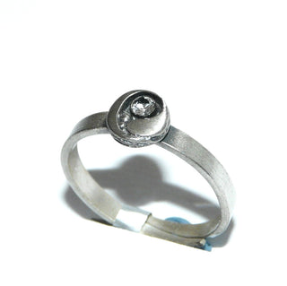 zartes Einzelstück, Nordform-Design, Bergkristall-Ring "Mini-Kugelschweif" aus 925 Silber, seidenmatt, in den Tiefen geschwärzt, verstellbare Ringweite bis ca. 60. Anlaufgeschützt. Die gesamte skandinavische / finnische Nordform-Kollektion ist so designt, daß fast alle Schmuckstücke miteinander kombinierbar sind. Besonders gut zu diesem Schmuckstück paßt Anhänger Nord 0015 -	Finnlandschmuck bei Goldschmiede Danilo
