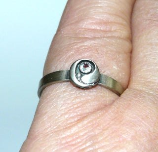 zartes Einzelstück, Nordform-Design, Bergkristall-Ring "Mini-Kugelschweif" aus 925 Silber, seidenmatt, in den Tiefen geschwärzt, verstellbare Ringweite bis ca. 60. Anlaufgeschützt. Die gesamte skandinavische / finnische Nordform-Kollektion ist so designt, daß fast alle Schmuckstücke miteinander kombinierbar sind. Besonders gut zu diesem Schmuckstück paßt Anhänger Nord 0015 -	Finnlandschmuck bei Goldschmiede Danilo