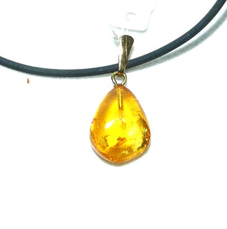zartes Einzelstück, Bernstein-Anhänger in Form eines kleinen Mini-Dreieck-Tropfens in hellem Gelb-orange, transparent mit dezenten Einschlüssen, Schlaufe aus Gold-Doublé (Lieferung erfolgt ohne Kette) -	Nur erhältlich bei www.danilogold-shop.de