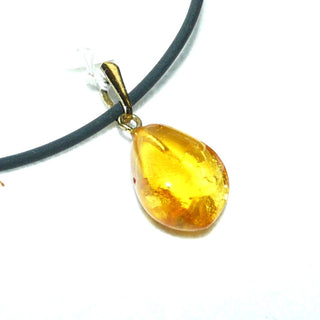 zartes Einzelstück, Bernstein-Anhänger in Form eines kleinen Mini-Dreieck-Tropfens in hellem Gelb-orange, transparent mit dezenten Einschlüssen, Schlaufe aus Gold-Doublé (Lieferung erfolgt ohne Kette) -	Nur erhältlich bei www.danilogold-shop.de