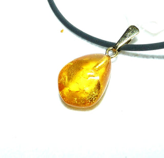 zartes Einzelstück, Bernstein-Anhänger in Form eines kleinen Mini-Dreieck-Tropfens in hellem Gelb-orange, transparent mit dezenten Einschlüssen, Schlaufe aus Gold-Doublé (Lieferung erfolgt ohne Kette) -	Nur erhältlich bei www.danilogold-shop.de
