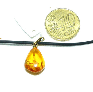 zartes Einzelstück, Bernstein-Anhänger in Form eines kleinen Mini-Dreieck-Tropfens in hellem Gelb-orange, transparent mit dezenten Einschlüssen, Schlaufe aus Gold-Doublé (Lieferung erfolgt ohne Kette) -	Nur erhältlich bei www.danilogold-shop.de