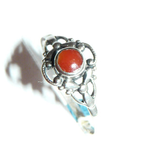 zartes Einzelstück, filigraner Korallen-Ring in Filigrantechnikgefertigt, Silber poliert, in den Tiefen geschwärzt, Naturkoralle, Ringweite 55. Dazu paßt Vin 0098-97, Art-Deco um 1920 -	Vintage-Schmuck nur im Onlineshop von danilogold!
