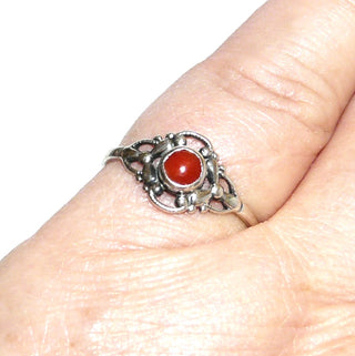 zartes Einzelstück, filigraner Korallen-Ring in Filigrantechnikgefertigt, Silber poliert, in den Tiefen geschwärzt, Naturkoralle, Ringweite 55. Dazu paßt Vin 0098-97, Art-Deco um 1920 -	Vintage-Schmuck nur im Onlineshop von danilogold!