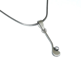 Einzelstück, Nordform-Design, zarter Anhänger aus 925 Silber mit einem funkelnd facettierten, runden Bergkristall, seidenmatt + in den Tiefen geschwärzt. Anlaufgeschützt. Die gesamte skandinavische / finnische Nordform-Kollektion ist so designt, daß fast alle Schmuckstücke miteinander kombinierbar sind. Besonders gut zu diesem Schmuckstück paßt Ring Nord 0029. -	Finnlandschmuck bei Goldschmiede Danilo