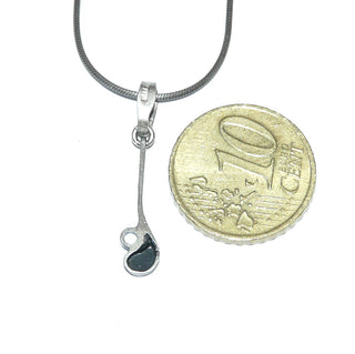 Einzelstück, Nordform-Design, zarter Anhänger aus 925 Silber mit einem funkelnd facettierten, runden Bergkristall, seidenmatt + in den Tiefen geschwärzt. Anlaufgeschützt. Die gesamte skandinavische / finnische Nordform-Kollektion ist so designt, daß fast alle Schmuckstücke miteinander kombinierbar sind. Besonders gut zu diesem Schmuckstück paßt Ring Nord 0029. -	Finnlandschmuck bei Goldschmiede Danilo