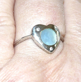 Einzelstück, zarter Perlmutt-Ring "Herzkreis" aus 925 Silber mit einer runden weißen Perlmutt-Scheibe in der Mitte des Herzens direkt in Ringschiene eingelassen, 3 kleine Zirkonia in den Eckpunkten, Ringweite 60 -	Einzelstücke nur erhältlich bei www.danilogold-shop.de