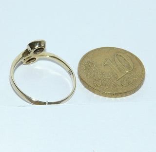Einzelstück, zarter Ring aus 333 Gelbgold mit 2 weißen kristallinen, in allen Farben, mit viel Rot + Blau schillernden, australischen Opalen, die ovalen Cabochons sind versetzt angeordnet, poliert, Zargenfassungen, Ringweite 54 - Nur erhältlich im Onlineshop von Juwelier & Goldschmiede Danilo!