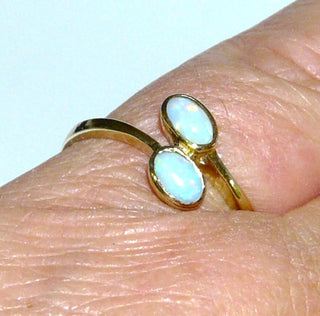 Einzelstück, zarter Ring aus 333 Gelbgold mit 2 weißen kristallinen, in allen Farben, mit viel Rot + Blau schillernden, australischen Opalen, die ovalen Cabochons sind versetzt angeordnet, poliert, Zargenfassungen, Ringweite 54 - Nur erhältlich im Onlineshop von Juwelier & Goldschmiede Danilo!