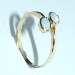 Einzelstück, zarter Ring aus 333 Gelbgold mit 2 weißen kristallinen, in allen Farben, mit viel Rot schillernden, australischen Opalen, die ovalen Cabochons sind versetzt angeordnet, poliert, Zargenfassungen, Ringweite 54 -	Nur erhältlich im Onlineshop von Juwelier & Goldschmiede Danilo!