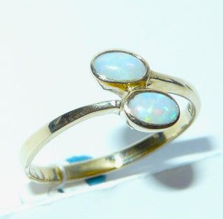 Einzelstück, zarter Ring aus 333 Gelbgold mit 2 weißen kristallinen, in allen Farben, mit viel Rot schillernden, australischen Opalen, die ovalen Cabochons sind versetzt angeordnet, poliert, Zargenfassungen, Ringweite 54 -	Nur erhältlich im Onlineshop von Juwelier & Goldschmiede Danilo!