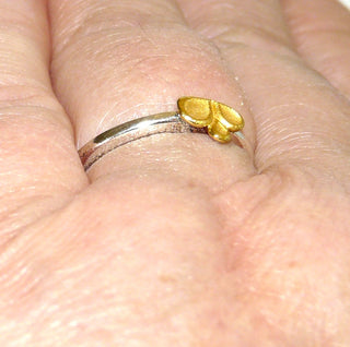 bicolores Einzelstück, zarter, aber stabiler Ring aus 925 Silber "Drei-Blatt" mit vergoldetem Ringoberteil, asymmetrisch aufgesetzt 3 mattierte Blättchen mit einer polierten, silbernen Ringschiene, Ringweite 56,5 - Unikatschmuck nur erhältlich im Onlineshop von Juwelier & Goldschmiede Danilo! 
