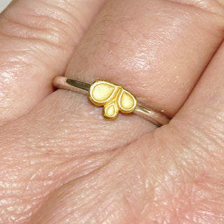 Einzelstück, zarter, aber stabiler Ring aus 925 Silber "Drei-Blatt" mit vergoldetem Ringoberteil, asymmetrisch aufgesetzt 3 mattierte Blättchen mit einer polierten silbernen Ringschiene, Ringweite 56,5 -	Unikatschmuck nur erhältlich im Onlineshop von Juwelier & Goldschmiede Danilo! 