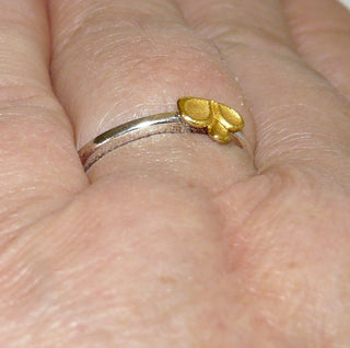 Einzelstück, zarter, aber stabiler Ring aus 925 Silber "Drei-Blatt" mit vergoldetem Ringoberteil, asymmetrisch aufgesetzt 3 mattierte Blättchen mit einer polierten silbernen Ringschiene, Ringweite 56,5 -	Unikatschmuck nur erhältlich im Onlineshop von Juwelier & Goldschmiede Danilo! 