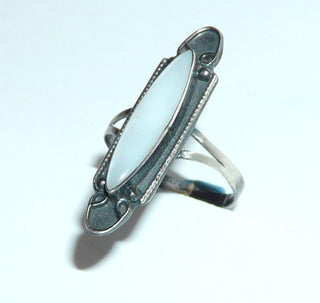 Einzelstück, zarter, eleganter Ring aus 925 Silber mit einem langgezogenen Navette aus weißem Perlmutt im "Art Deco"-Design verziert, in den Tiefen geschwärzt, Ringweite 56 -	Unikate und Pretiosen nur erhältlich im Onlineshop der Goldschmiede Danilo!