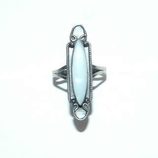 Einzelstück, zarter, eleganter Ring aus 925 Silber mit einem langgezogenen Navette aus weißem Perlmutt im "Art Deco"-Design verziert, in den Tiefen geschwärzt, Ringweite 56 -	Unikate und Pretiosen nur erhältlich im Onlineshop der Goldschmiede Danilo!