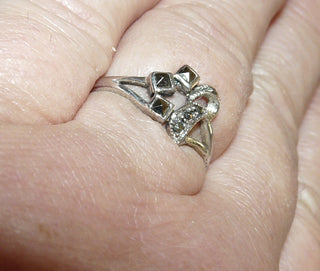 Einzelstück, zarter Ring aus 925 Silber, Replik im Stil um 1900, mit 6 Markasiten, poliert, Ringweite 58 -	Nur erhältlich im Onlineshop von Juwelier & Goldschmiede Danilo!