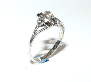 Einzelstück, zarter Ring aus 925 Silber, Replik im Stil um 1900, mit 6 Markasiten, davon ungewöhnlicher weise 3 als Quadrat geschliffen, poliert, Ringweite 58 -	Nur erhältlich im Onlineshop von Juwelier & Goldschmiede Danilo!