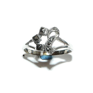 Einzelstück, zarter Ring aus 925 Silber, Replik im Stil um 1900, mit 6 Markasiten, davon ungewöhnlicher weise 3 als Quadrat geschliffen, poliert, Ringweite 58 -	Nur erhältlich im Onlineshop von Juwelier & Goldschmiede Danilo!
