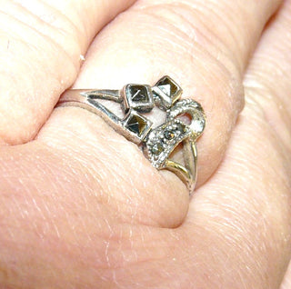 Einzelstück, zarter Ring aus 925 Silber, Replik im Stil um 1900, mit 6 Markasiten, davon ungewöhnlicher weise 3 als Quadrat geschliffen, poliert, Ringweite 58 -	Nur erhältlich im Onlineshop von Juwelier & Goldschmiede Danilo!