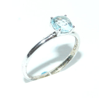 Einzelstück, zarter Ring aus 925 Silber mit einem runden, hellblauen, funkelnd facettierten Edeltopas, sicher eingefaßt in einem 4-Krapper-Cabochon, poliert, Ringweite 54 -	Nur erhältlich bei www.danilogold-shop.de
