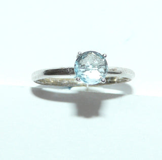 Einzelstück, zarter Ring aus 925 Silber mit einem runden, hellblauen, funkelnd facettierten Edeltopas, sicher eingefaßt in einem 4-Krapper-Cabochon, poliert, Ringweite 54 -	Nur erhältlich bei www.danilogold-shop.de
